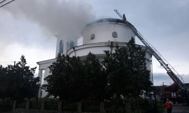В Богуславе после удара молнии загорелся купол здания церкви - памятника национального значения (фото)