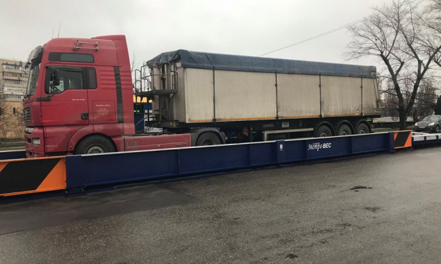 На въездах в Киев за неделю смогли выявить всего 2 перегруженных грузовика