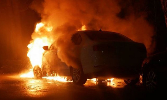 За сутки столичные пожарные потушили два горящих автомобиля
