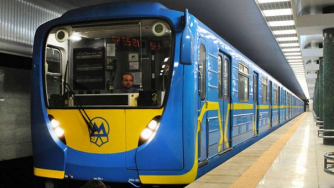 Еще ряд центральных станций метро в Киеве закрыли из-за сообщений о минировании
