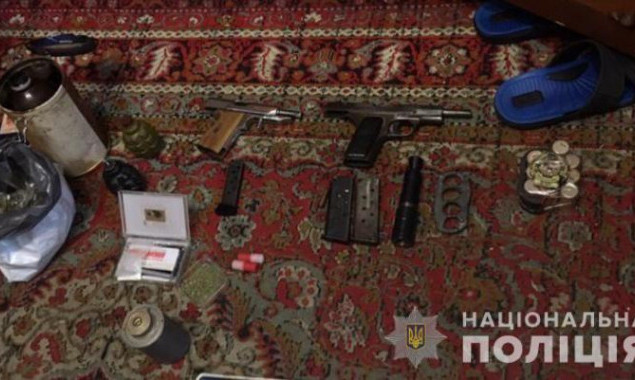 У жителя Дарницкого района Киева изъяли оружие, патроны и наркотики (фото)