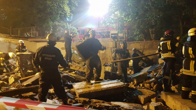 На улице Тургеневской в Киеве мощный взрыв неизвестного происхождения разрушил 3 гаража (фото, видео)