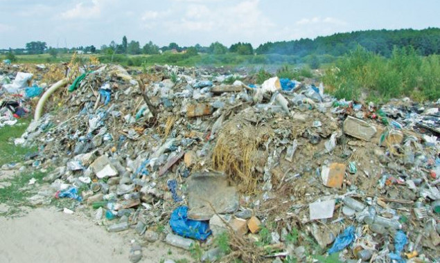 В овраг возле села Воронков Бориспольского района грузовиками стихийно сбрасывают мусор (фото)