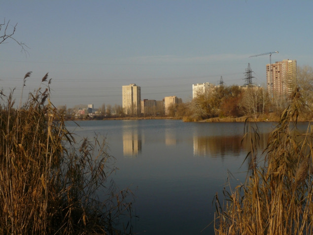 В Киеве спасатели достали из озера “Опечень” тело мужчины