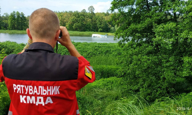 В Киеве самолет упал в озеро около спортбазы “Святошино” (фото)