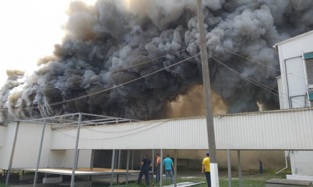 Масштабный пожар на птицефабрике в Василькове ликвидируют 50 спасателей (фото, видео)