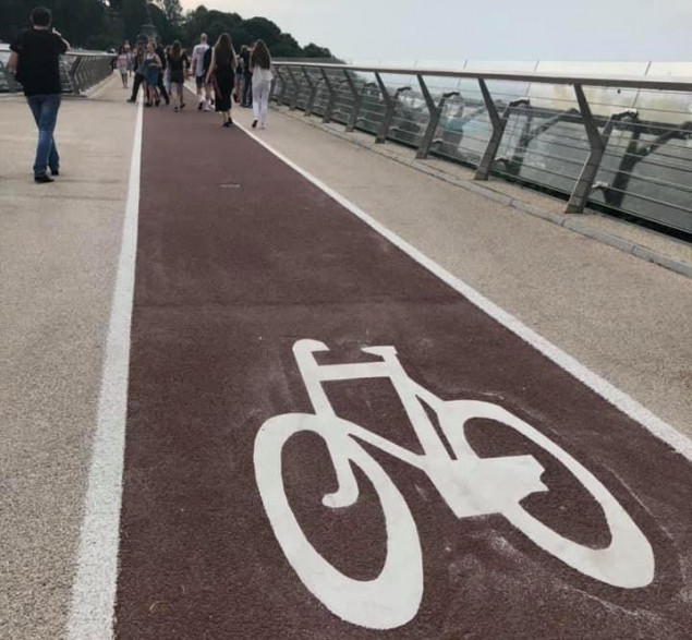 На “мосту Кличко” вместо двусторонней велосипедной разметки нанесли одностороннюю (фото, документ)