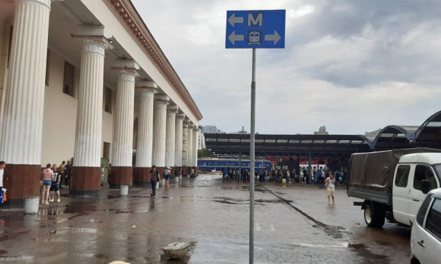 Вокруг железнодорожного вокзала “Киев-пассажирский” установили информационные таблички для облегчения навигации (фото)