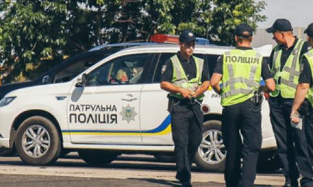 В Киеве водитель BMW наехал на ногу полицейскому и закрылся в автомобиле