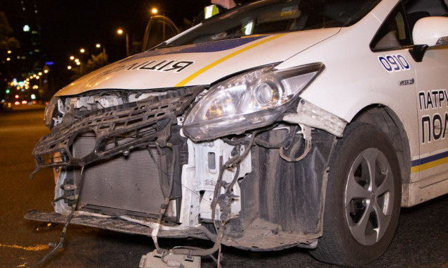 На столичной Соломенке полицейский Prius на скорости врезался в Skoda (видео)