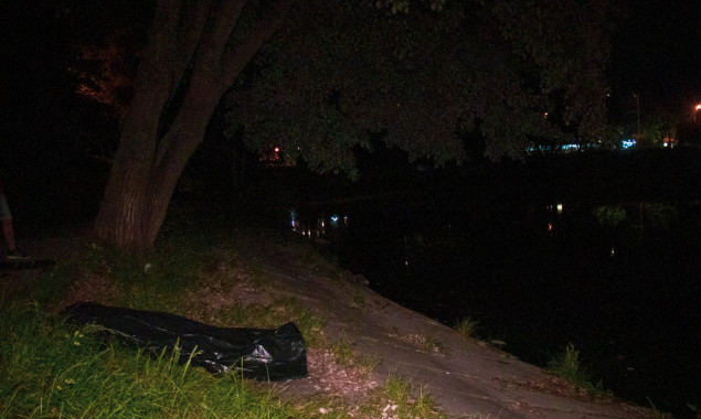 На столичной Борщаговке пьяный мужчина утонул в озере (видео)