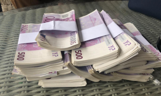 Правоохранители изъяли в Киеве почти миллион фальшивых евро (фото)