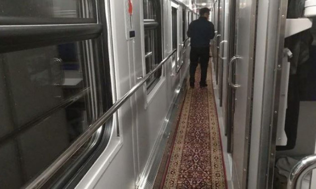 “Укрзализныця” продолжает изымать напольные коврики и дорожки из вагонов пассажирских поездов