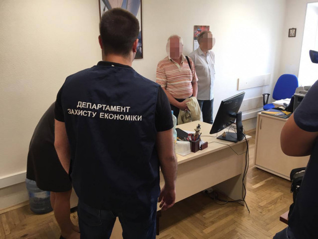 Главного налогового ревизора ГУ ГФС в Киеве задержали при получении взятки