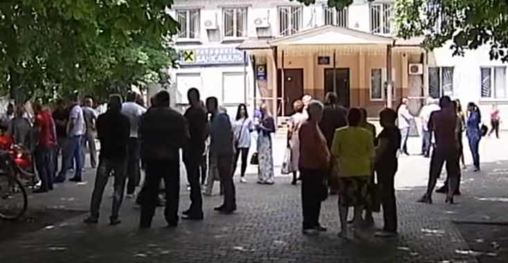 На Київщині жителі селища Димер вимагають знизити тарифи за житлово-комунальні послуги (відео)