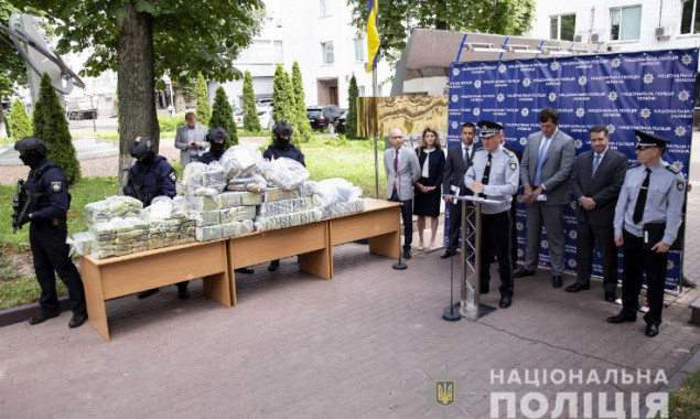 Столичные правоохранители приняли участие в ликвидации крупного канала поставок кокаина из Колумбии (видео)