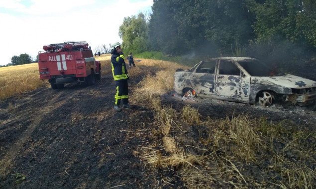 В Яготинском районе Киевщины из-за пожара в автомобиле загорелось поле с ячменем (фото)