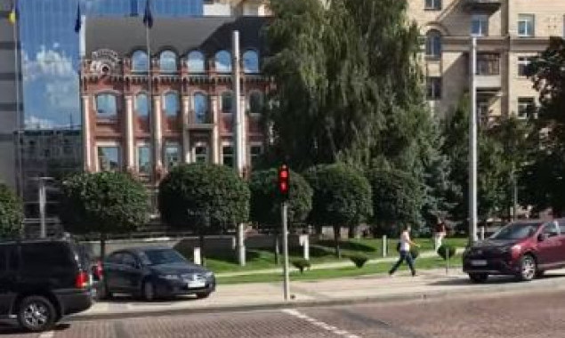 Светофор с озвучкой возле Софии Киевской является потенциально опасным для слабовидящих людей (видео)