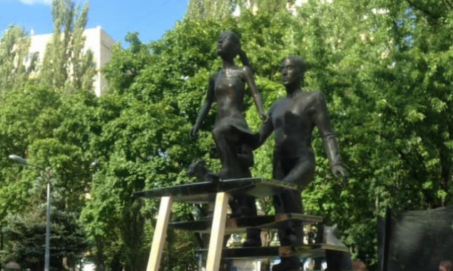 В Киеве спустя два года на Русановскую набережную вернули скульптуру “Лестница” (фото)