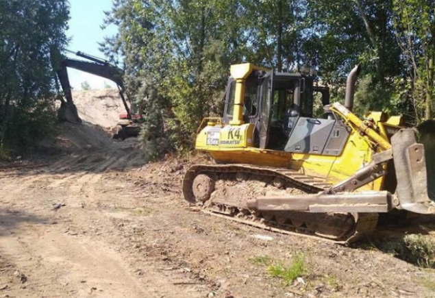 Неизвестные вывозят песок с территории заказника возле озера Небреж в Киеве