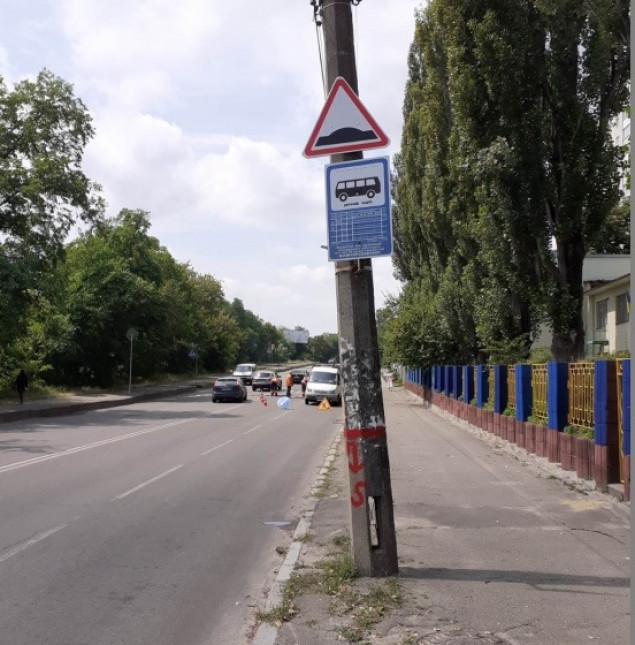 На улице Белицкой в Киеве возле детдома коммунальщики повысили безопасность движения