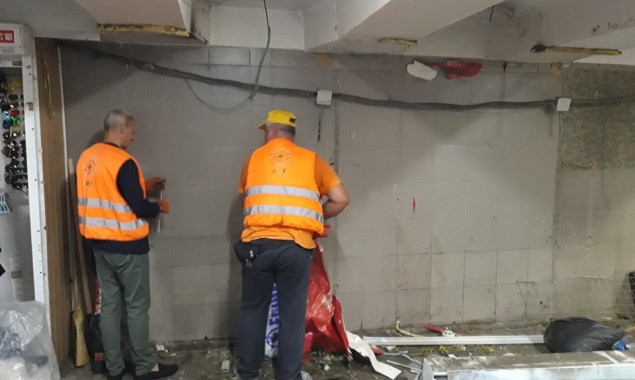 Начат демонтаж торговых объектов в подземном переходе у станции метро “Позняки” (фото)