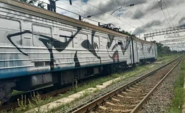 В Киеве мужчину ударило током при попытке перелезть через поезд