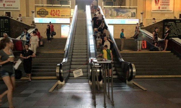В вестибюле Центрального вокзала в Киеве начат плановый ремонт эскалатора