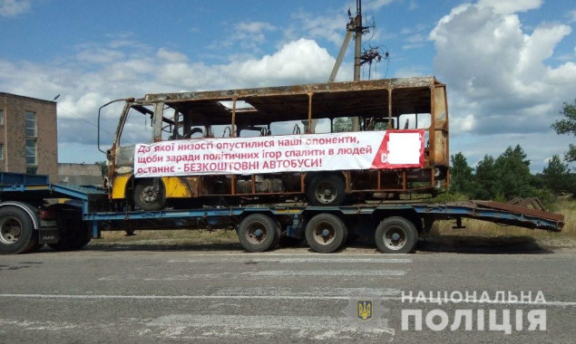 На Киевщине кандидат в депутаты использовал сгоревшие автобусы для саморекламы (фото)