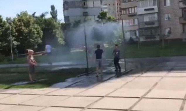 В Украинке охлаждающую водяную рамку перенесли с пляжа на центральную площадь (видео)