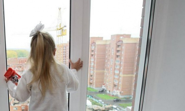 За один день в Киеве из окон многоэтажек выпали двое детей