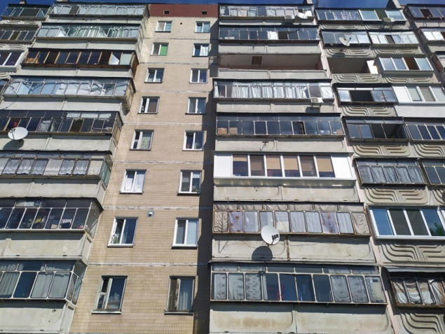 Власти Броваров взялись за борьбу с кондиционерами на фасадах домов и “модернизацией” балконов и окон