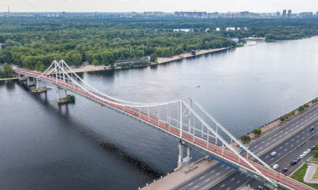 На Парковом пешеходном мосту в Киеве до 15 августа по ночам будут ограничивать движение