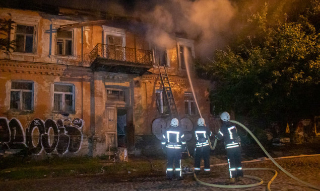 Ночью 6 августа горело заброшенное здание на столичном Подоле (фото, видео)