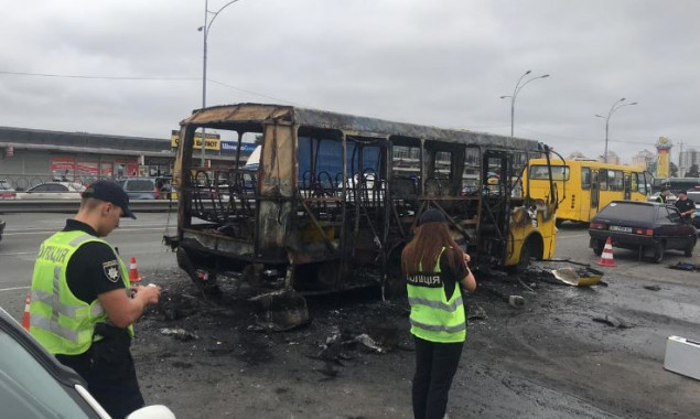 Сгоревшая дотла маршрутка возле метро “Лесная” в Киеве: полиция подозревает поджог (фото)