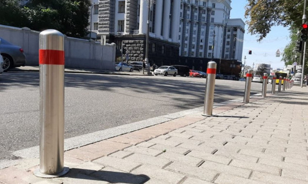 В Киеве напротив здания Кабмина устанавливают металлические столбики (фото)