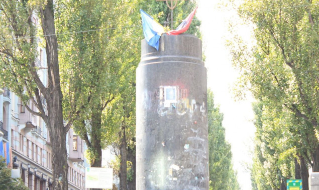 Киевляне хотят восстановить у Бессарабского рынка памятник Ленину или поставить фигуру Тарасу Шевченко - уличный опрос (видео)