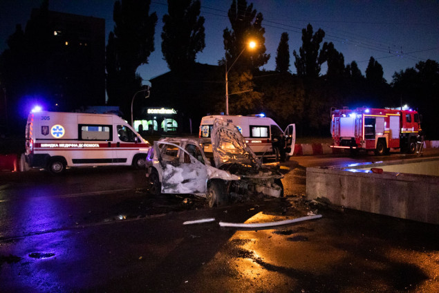 В Киеве в результате ДТП погибла девушка-водитель внедорожника BMW (фото, видео)
