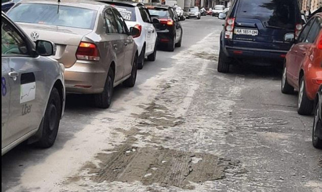 Коммунальщикам пришлось убирать разлитый частником по центральной улице Киева бетон (фото)