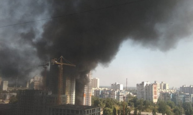 В строящемся высотном здании на столичной Куреневке произошел масштабный пожар (фото, видео)