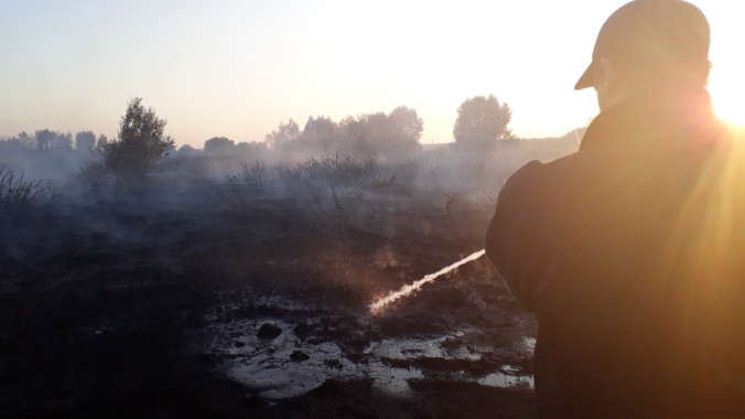 Пожарные тушат торф в нескольких районах Киевщины