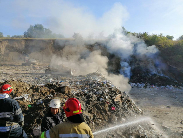Столичные спасатели всю ночь тушили масштабный пожар на мусорной свалке в Голосеевском районе