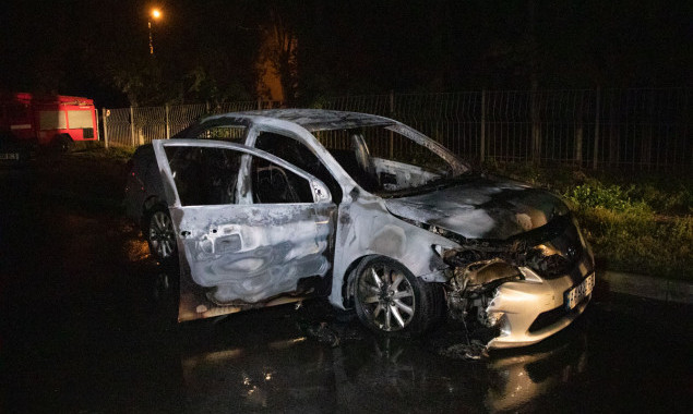 За прошедшую ночь в Киеве сгорели два автомобиля (фото, видео)