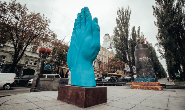С бульвара Шевченко в Киеве увезли скандальный арт-объект “Синяя рука” (фото)