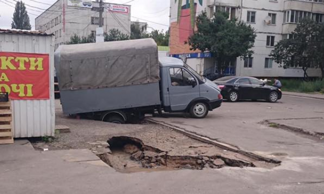 На проспекте Правды в Киеве “газель” провалилась под асфальт (фото)