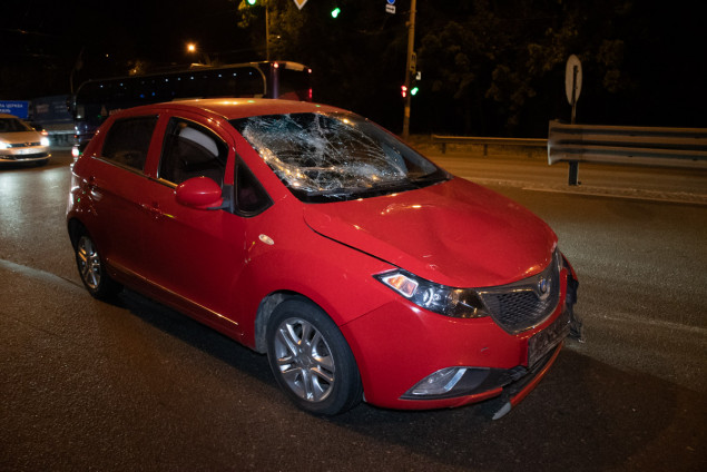 На проспекте Глушкова в Киеве столкнулись автомобиль и мотоцикл (фото, видео)