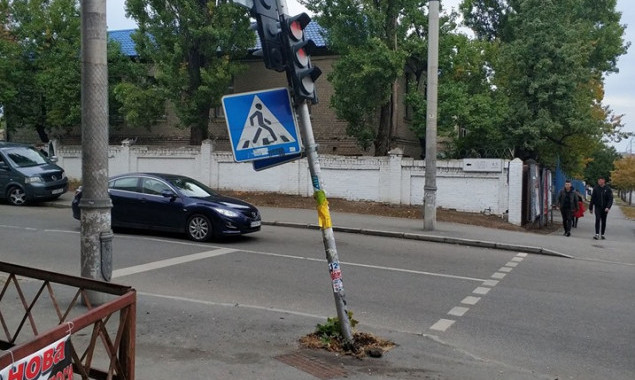 Столичные коммунальщики две недели не ремонтируют поврежденный светофор в Голосеевском районе