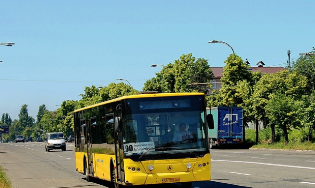 Движение двух столичных автобусов задерживается