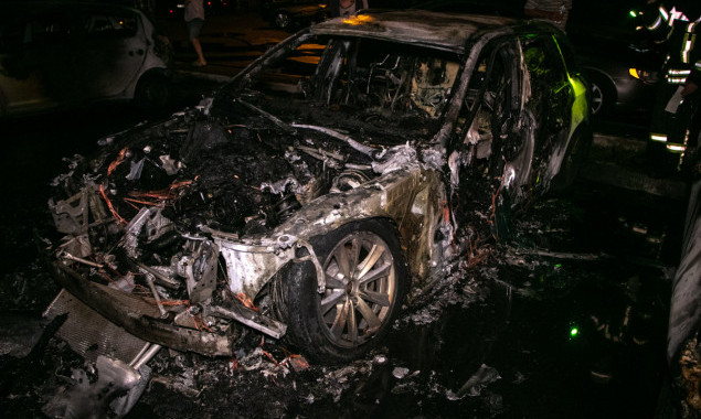 Три автомобиля сгорели ночью во дворе жилого дома в Дарницком районе Киева (фото, видео)