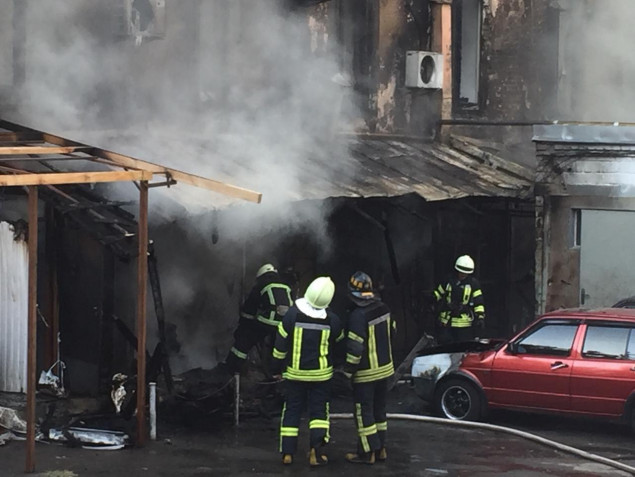 На Большой Васильковской в Киеве горели гаражи, 3-этажное здание и 2 автомобиля (фото)